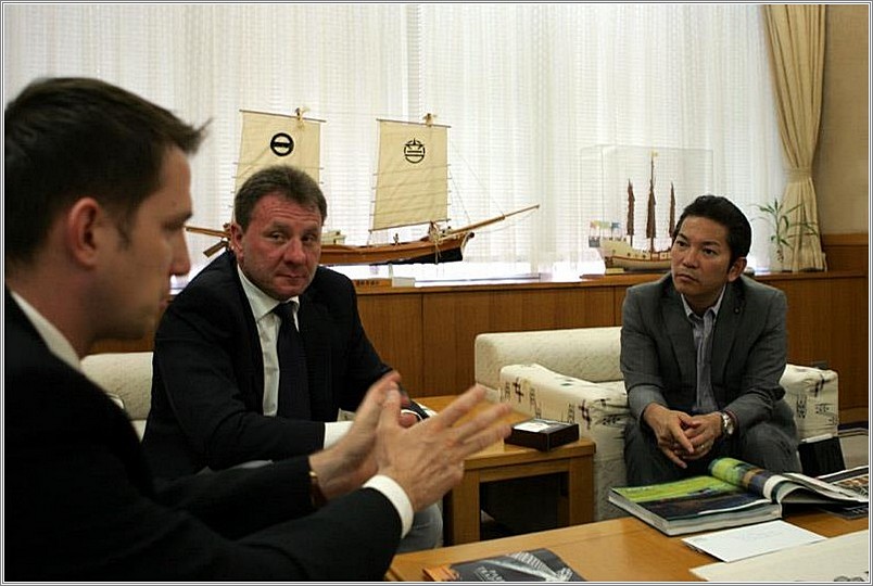 <b>President of Siemianowice City<br />Jacek Guzy<be>visiting Okinawa<br />Urasoe, Japan</b><br />languages: Japanese, English, Polish