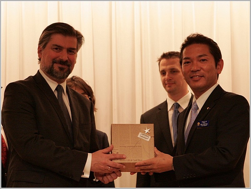 <b>Polish Ambassador in Japan<br />Cyryl Kozaczewski<br />reception party<br />Naha, Japan</b><br />languages: Japanese, English, Polish